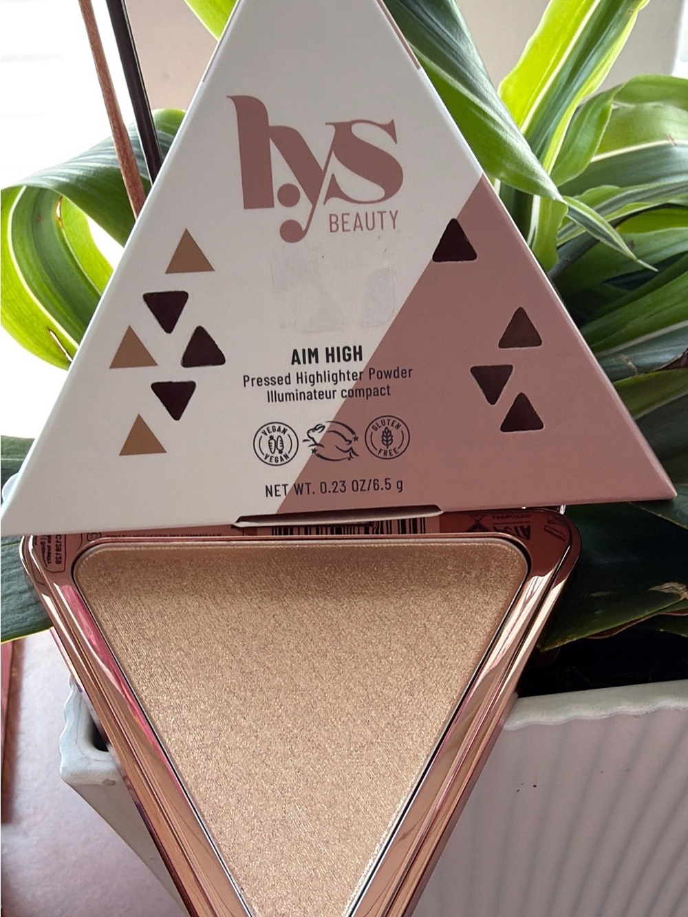 Aim High Pressed Highlighter Powder - Champagne Gold